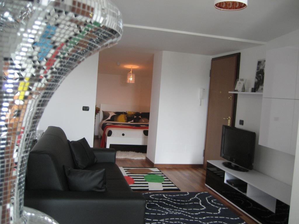New Luxury Attic Santa Giulia Expo Apartment Милано Стая снимка